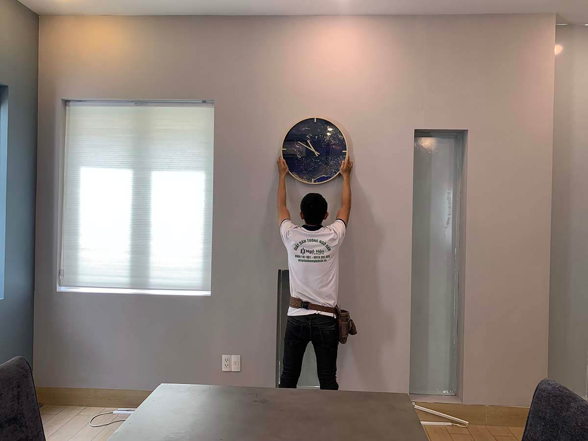 Nhân viên Ngô Hân thi công giấy dán tường tại Biên Hòa