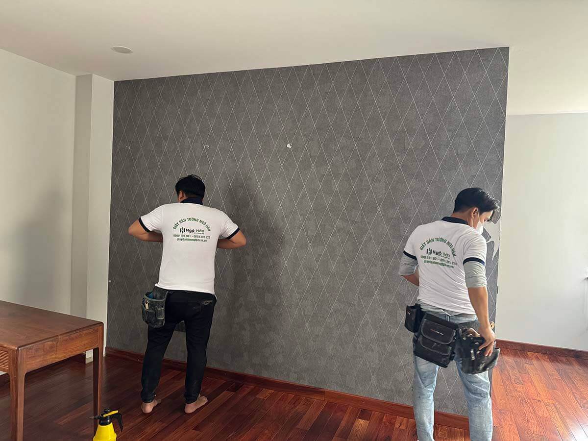 Nhân viên thi công giấy dán tường