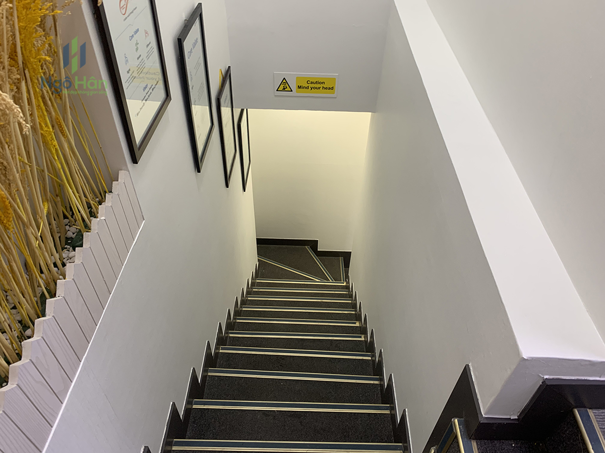 Giấy dán tường cầu thang màu trắng